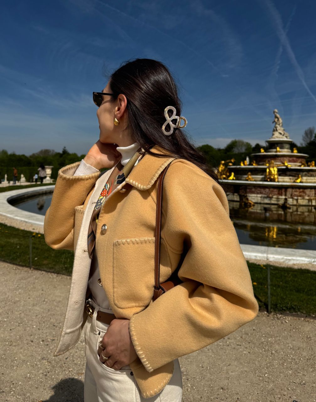 bow clip outfit detail